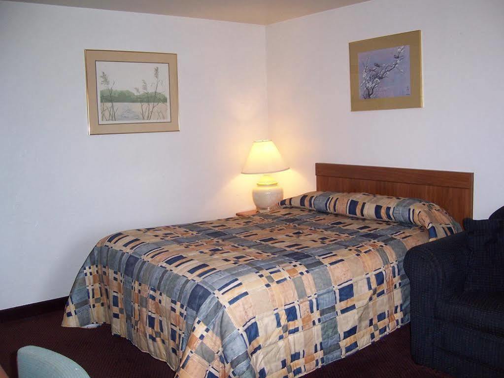 Red Carpet Inn Медфорд Екстериор снимка